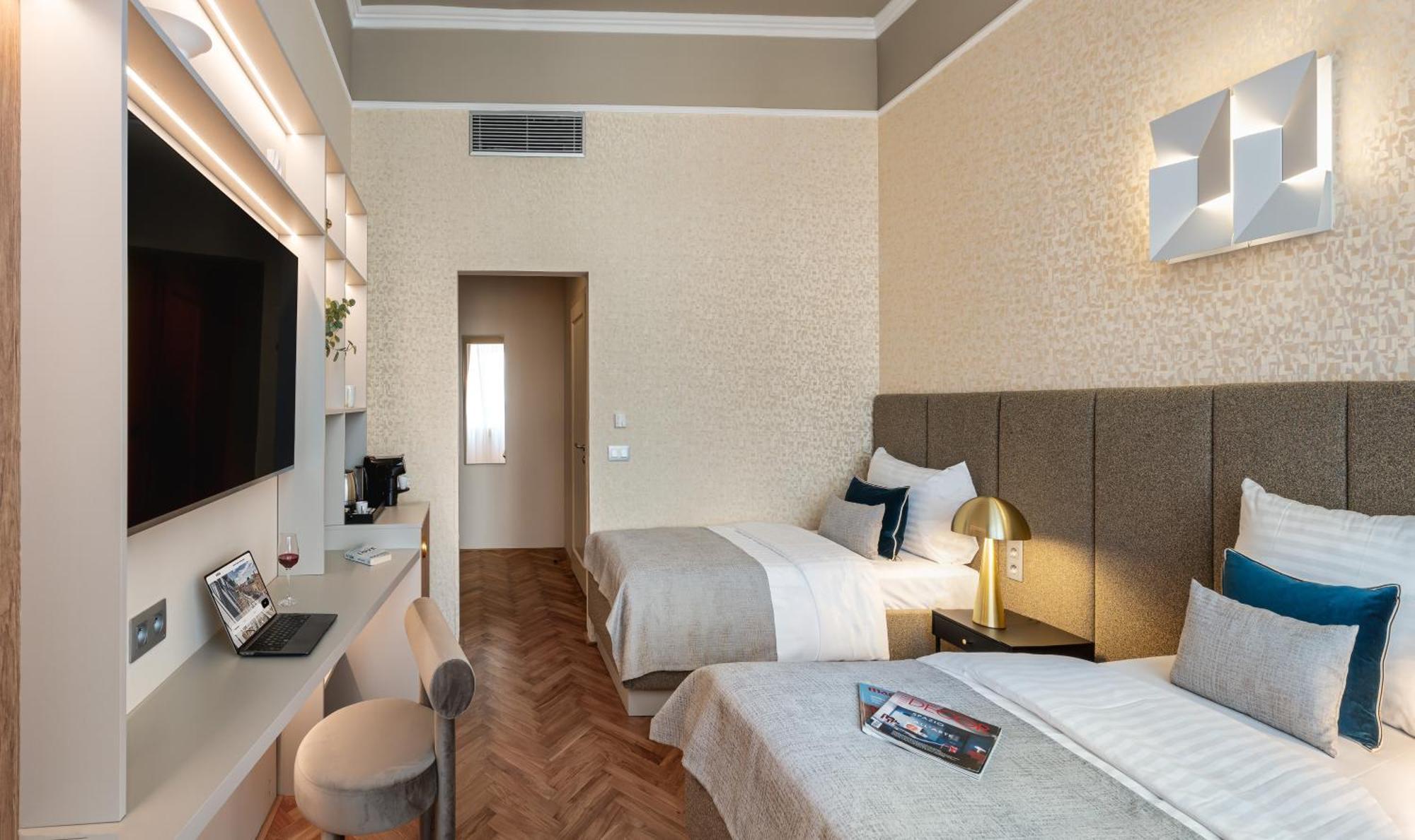 Hotel Maestro By Adrez Praha Bagian luar foto